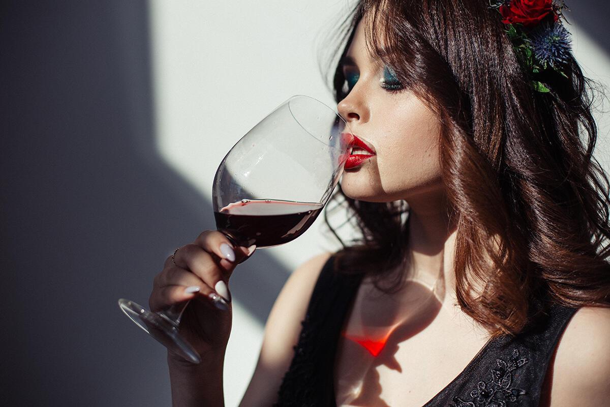 Картинка девушка вино