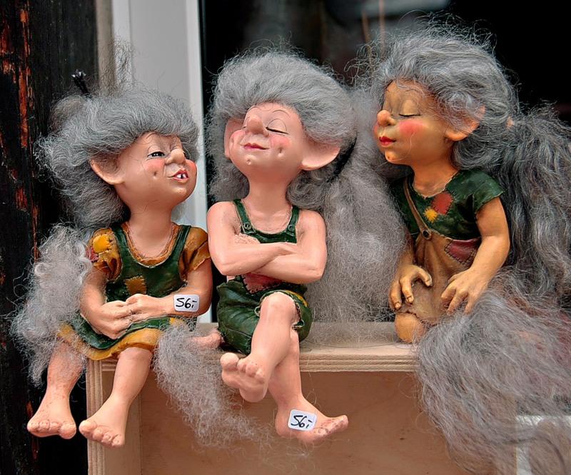 НИ  ДЕВИЦЫ ПОД ОКНОМ - (с улыбкой)