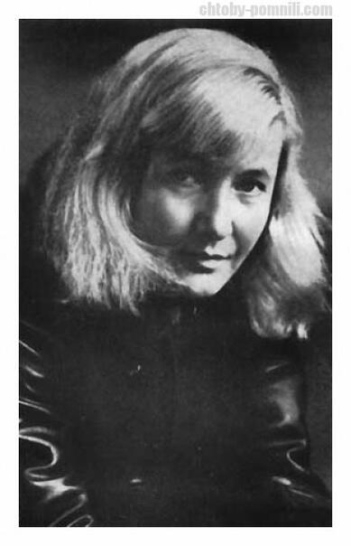 На носилках, около сарая...