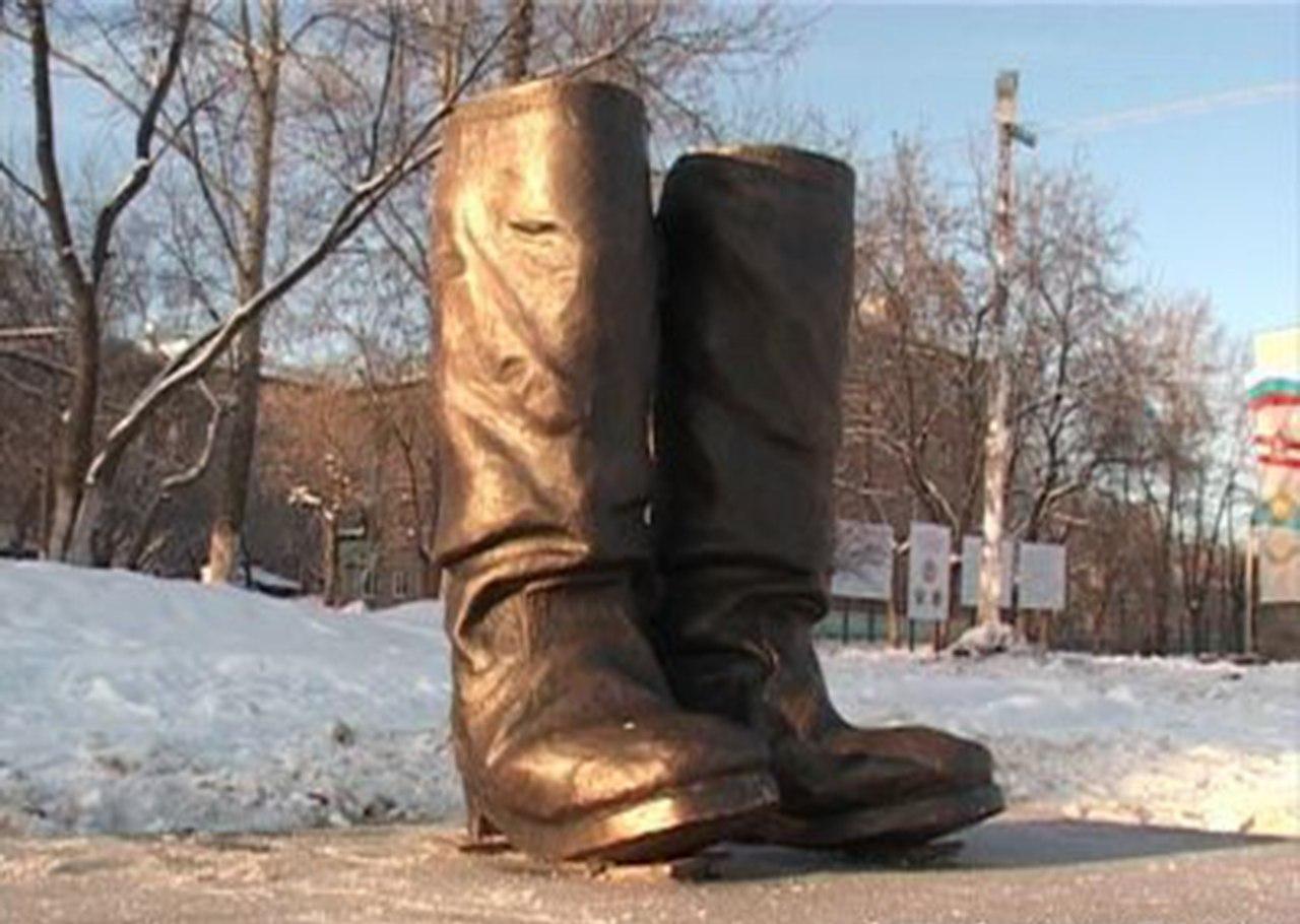 Памятник солдатские сапоги в Перми