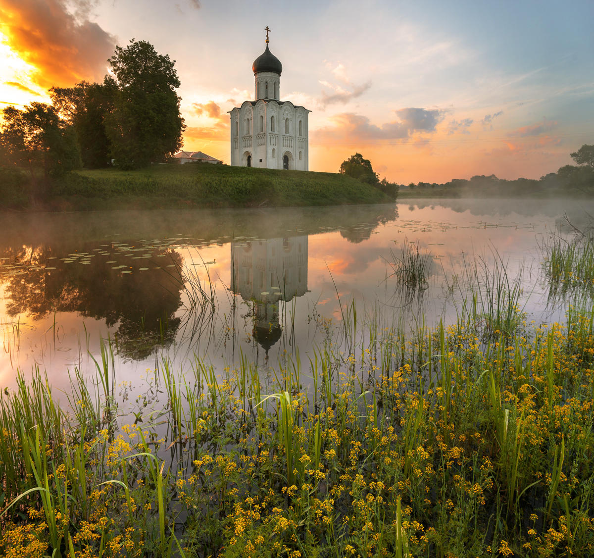 Церковь на нерли. Храм Покрова на Нерли. Храм Покрова Богородицы на Нерли. Храм на Нерли во Владимире. Владимир — Боголюбово — храм Покрова-на-Нерли.