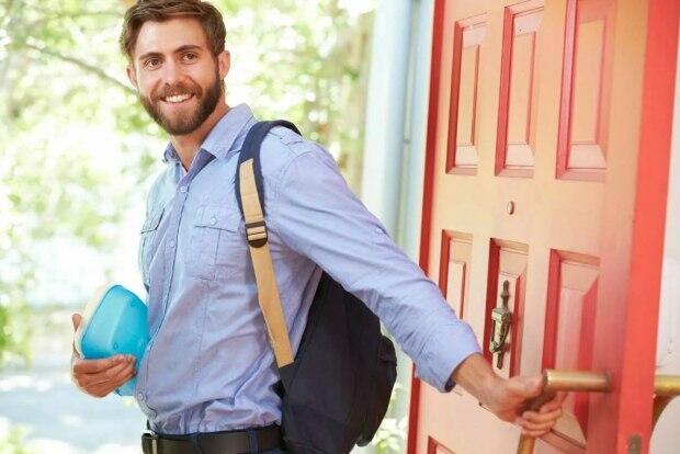 Человек из дома вышел