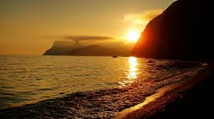 Окропил закат море синее...