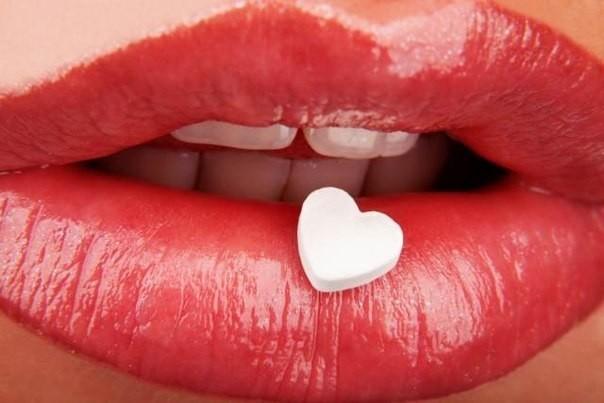 не запивают.