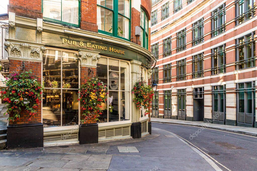 Опустели магазины...