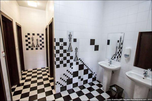 Шахматист в туалете шахматного клуба