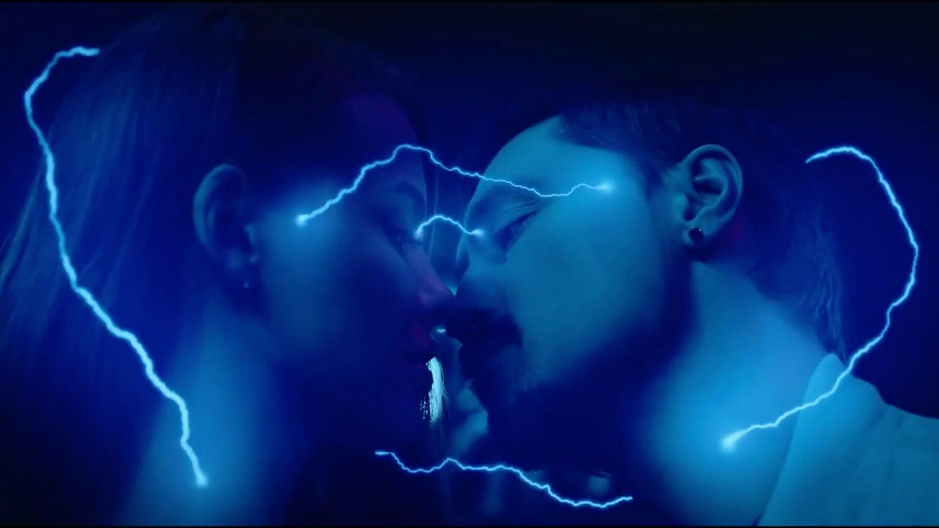 Сонет «Попала молния в ручей…»