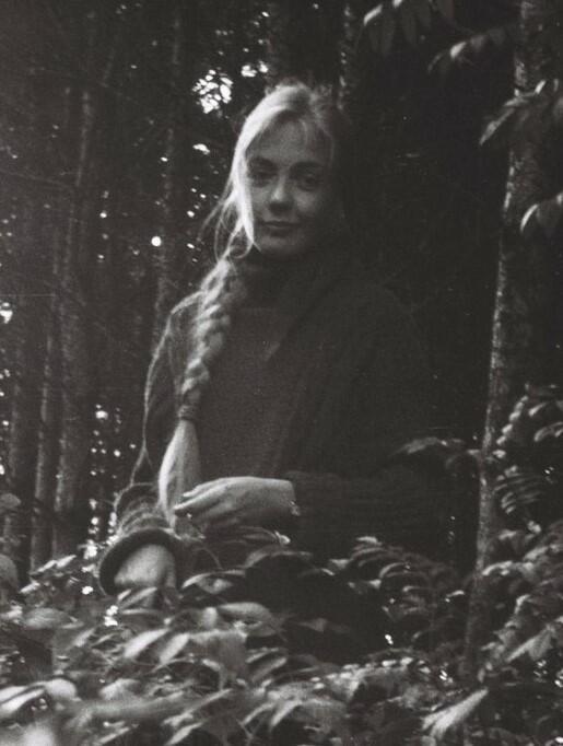 Припадаю к твоим ногам