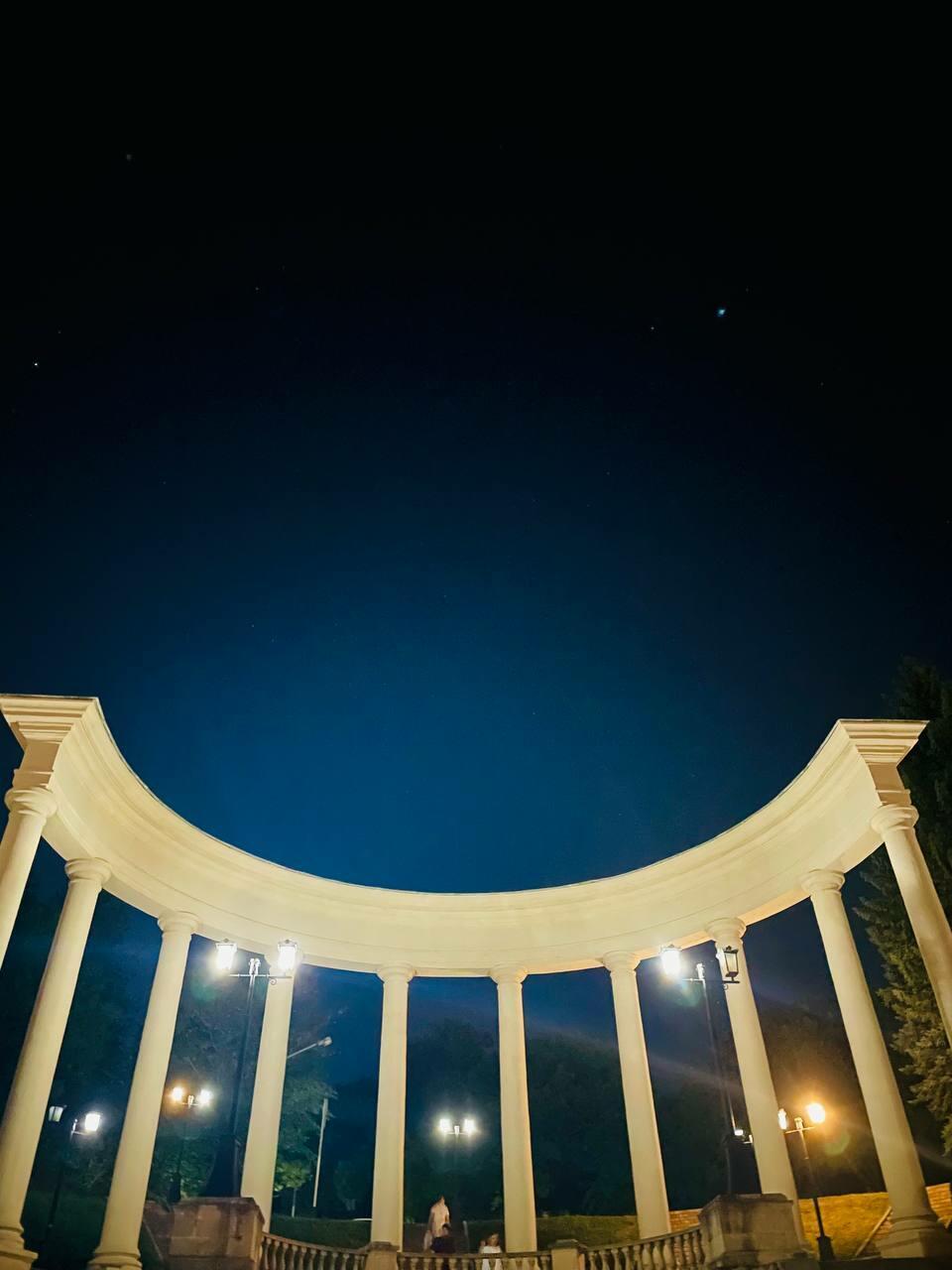 День уходящий обнимает