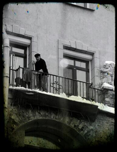 человеку с ломом на балконе