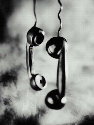 Молчит телефон