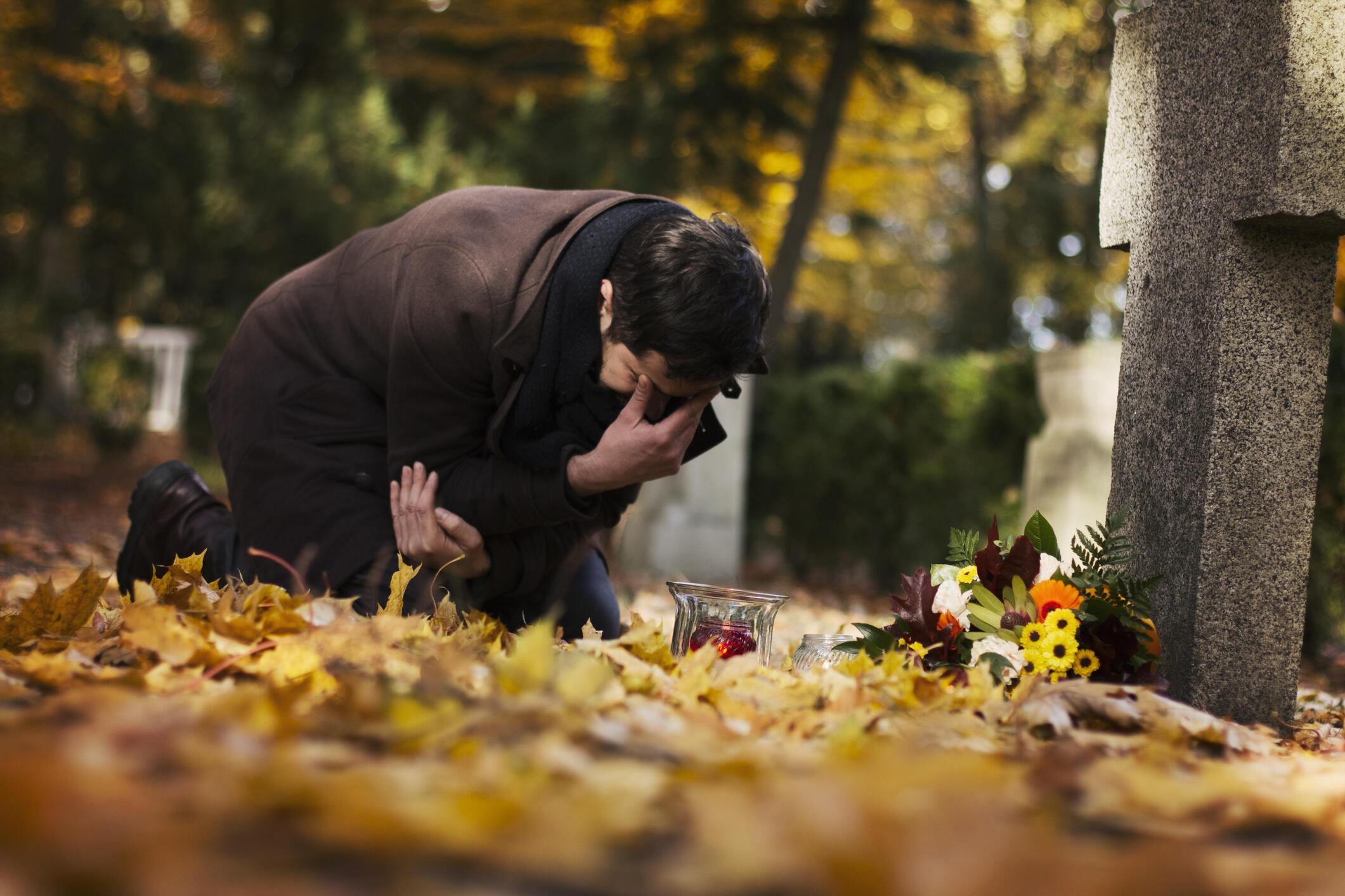 Мужчина после смерти мужа. Мужчина у могилы. Мужчина на кладбище. Человек сидит над могилой.