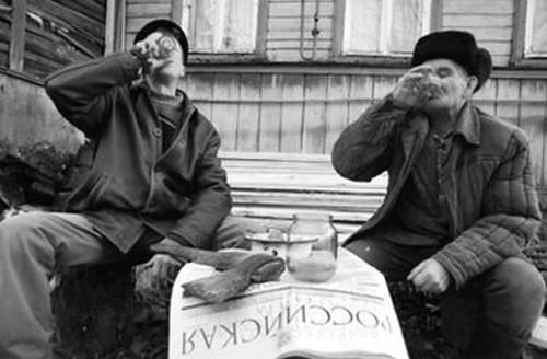 Курит пачками, пьёт стаканами ...