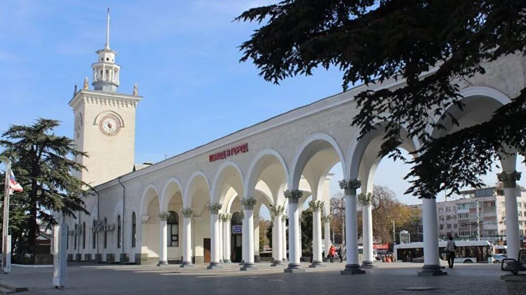 НА ПЕРРОНЕ ПОЁТ Вик Крой