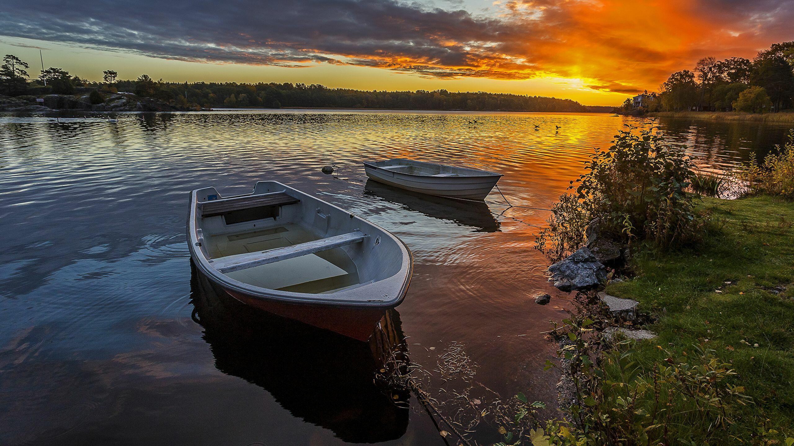 Лодки две у берега