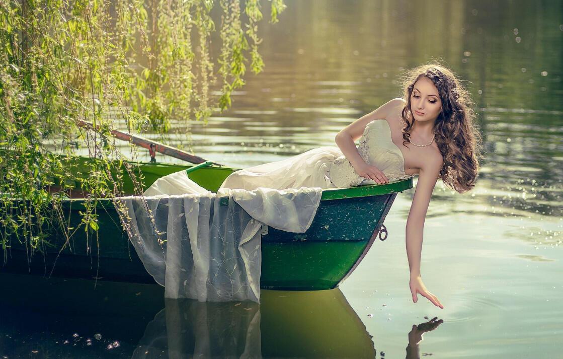 А ТЕЧЕНЬЕ ДАЛЬШЕ УНОСИЛО