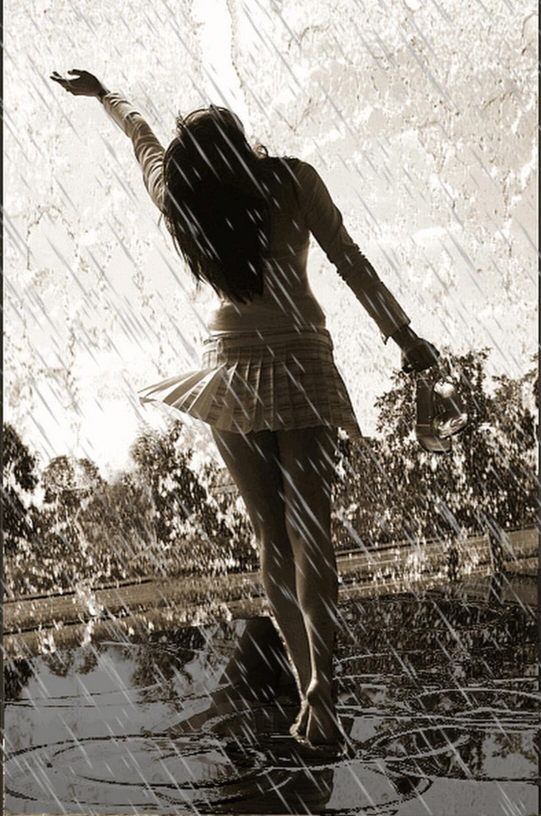 Вновь свободно. Саша Петрова Самара. Девушка под дождем. Девушка танцует под дождем. Красивая девушка под дождем.
