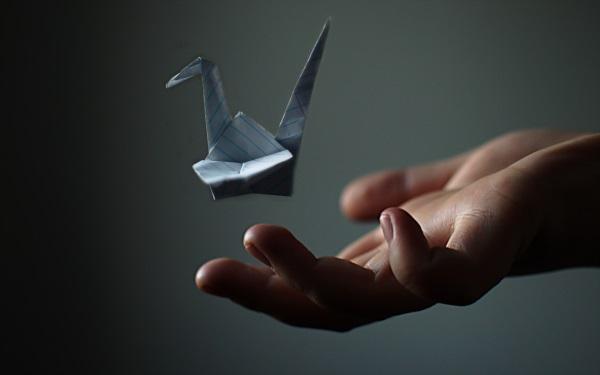 Я целую твои губы бережно