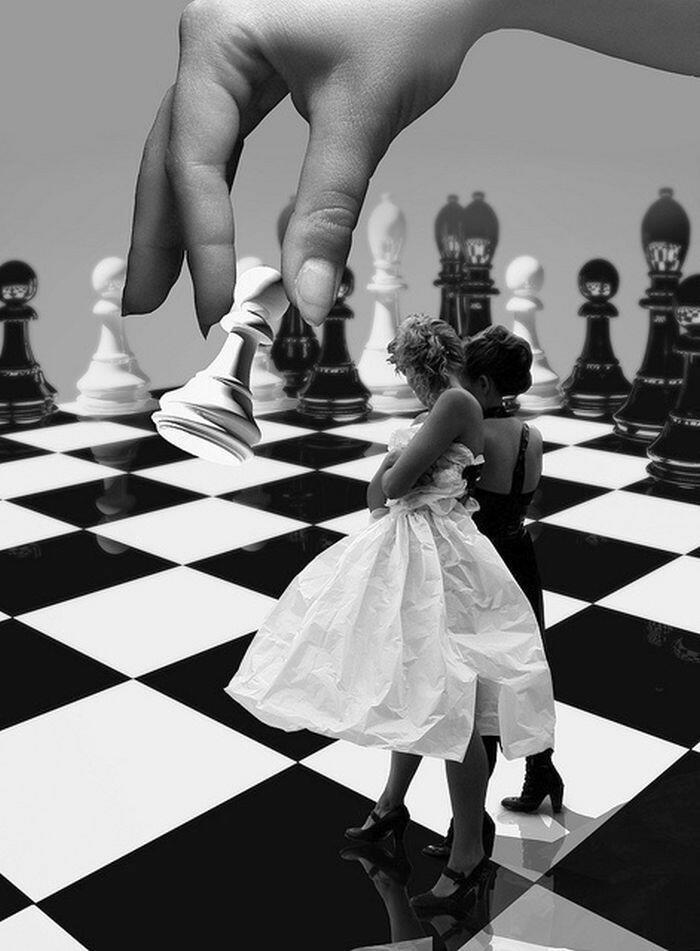На шахматной доске осталось 5. Люди на шахматной доске. Девушка на шахматной доске. Шахматная тематика. Фотосессия на шахматной доске.