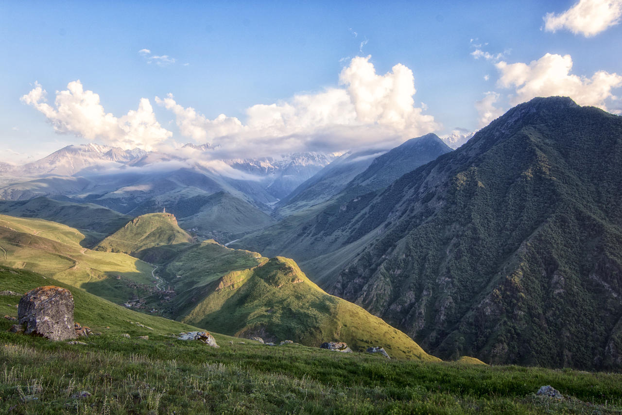 Климат осетии. Гора Кубус Северная Осетия. Северная Осетия в горах Кавказа. Южная Осетия кавказский хребет. Кубус гора в Осетии.