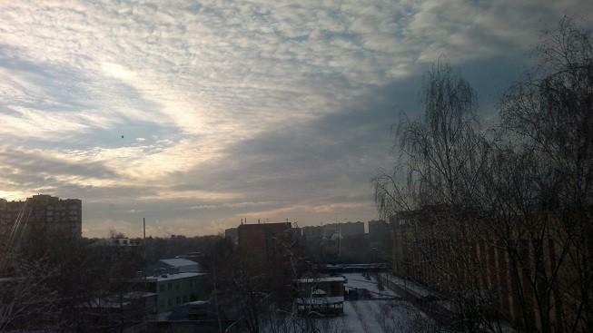 Люди идут по свету