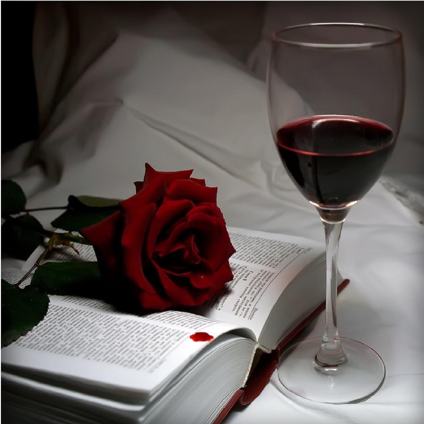 Хочу цветочки и вина. Вино и цветы. Розе вино. Красные розы и вино. Розы вино Эстетика.