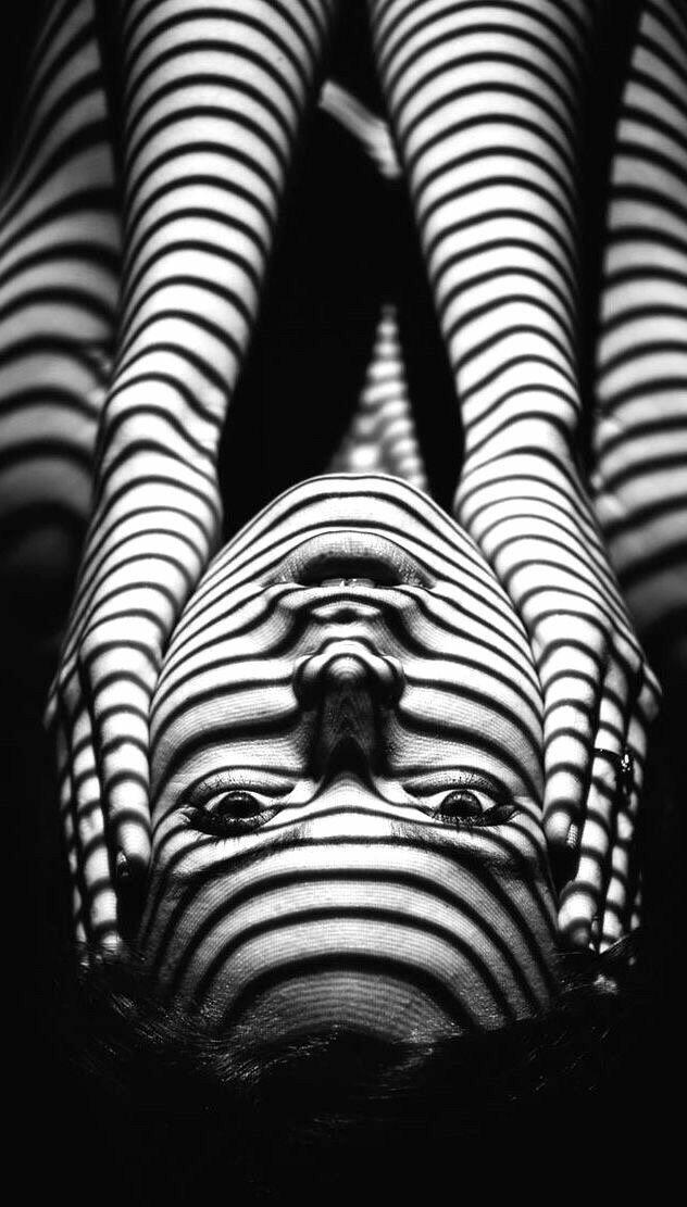 Лягають ті́ні 