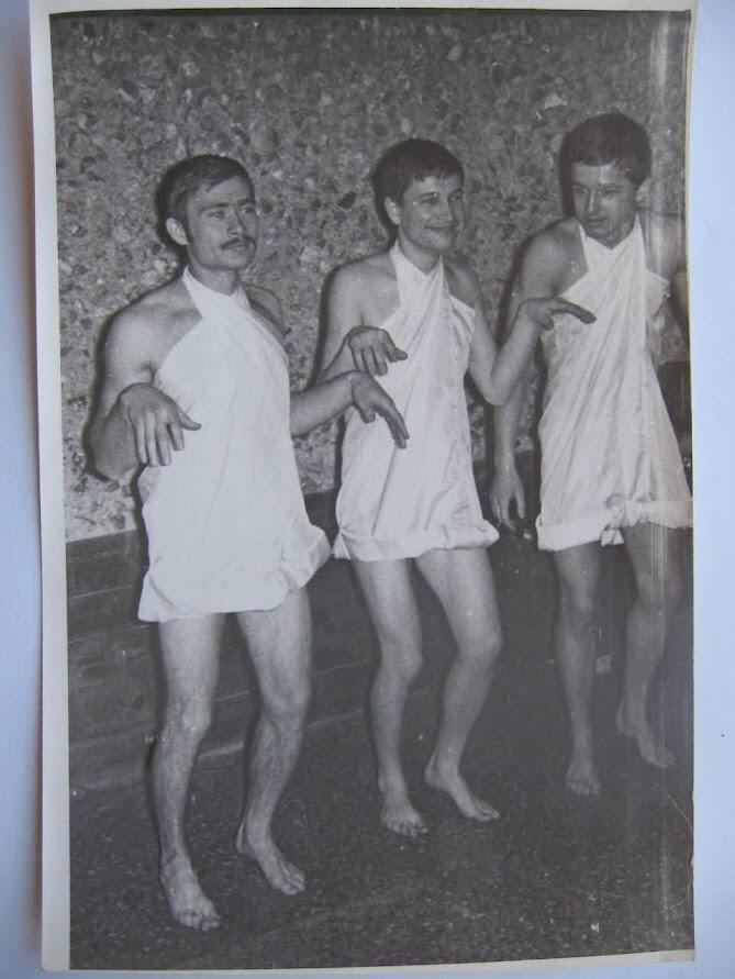 Девчонки, с праздником вас!