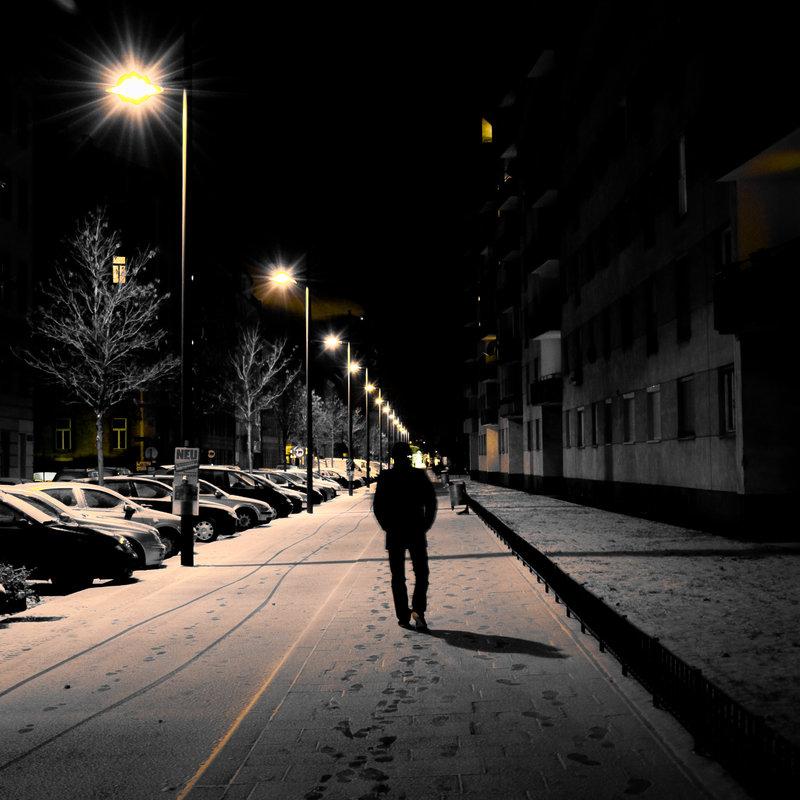 Поздно вечером молодая. Парень ночью на улице. Улица ночью. Одинокий человек на улице. Один ночью на улице.
