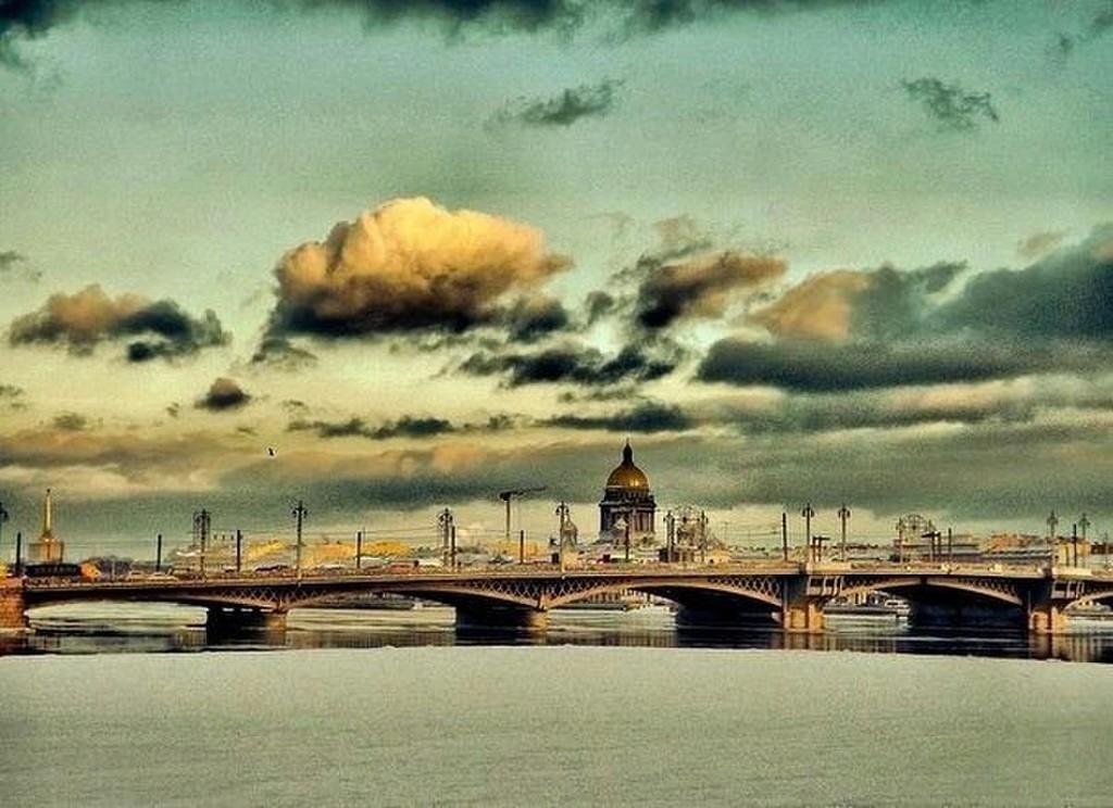 Снежинки медленно кружили...