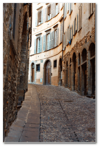 Темноволосою  девочкою быть...