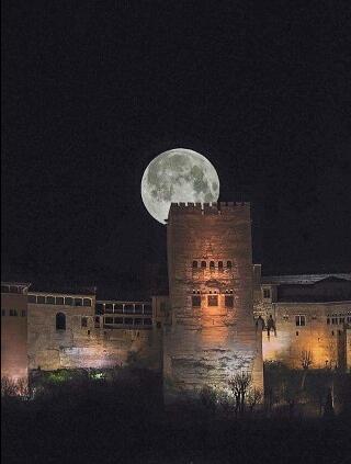 луна над Альгамброй
