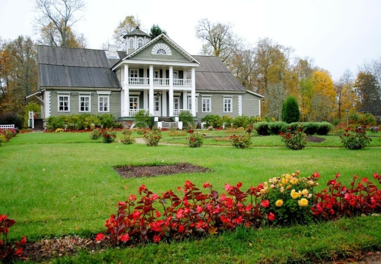 Я в Михайловском....