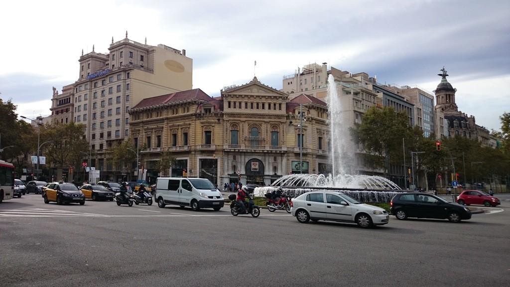 Утро,рань народ толпится