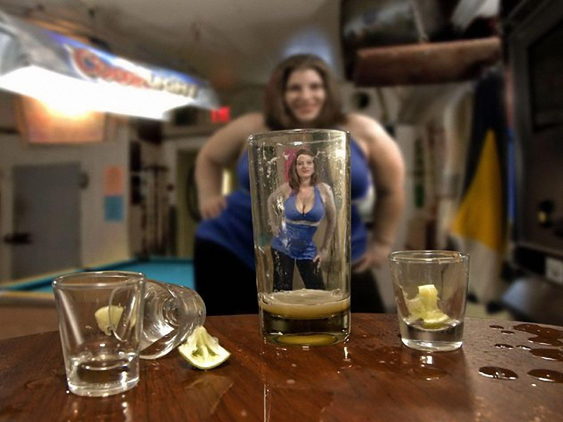 Совсем не пьющий человек. Женщина через бокал. Женщины которые пьют.