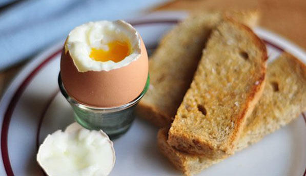 Яйца всмятку с чёрным хлебом...
