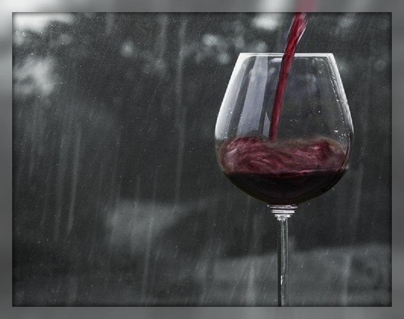 Песня красным вином наполняет бокал она. Бокал красного вина. Дождь вино. Бокал вина осень. Вино под дождем.