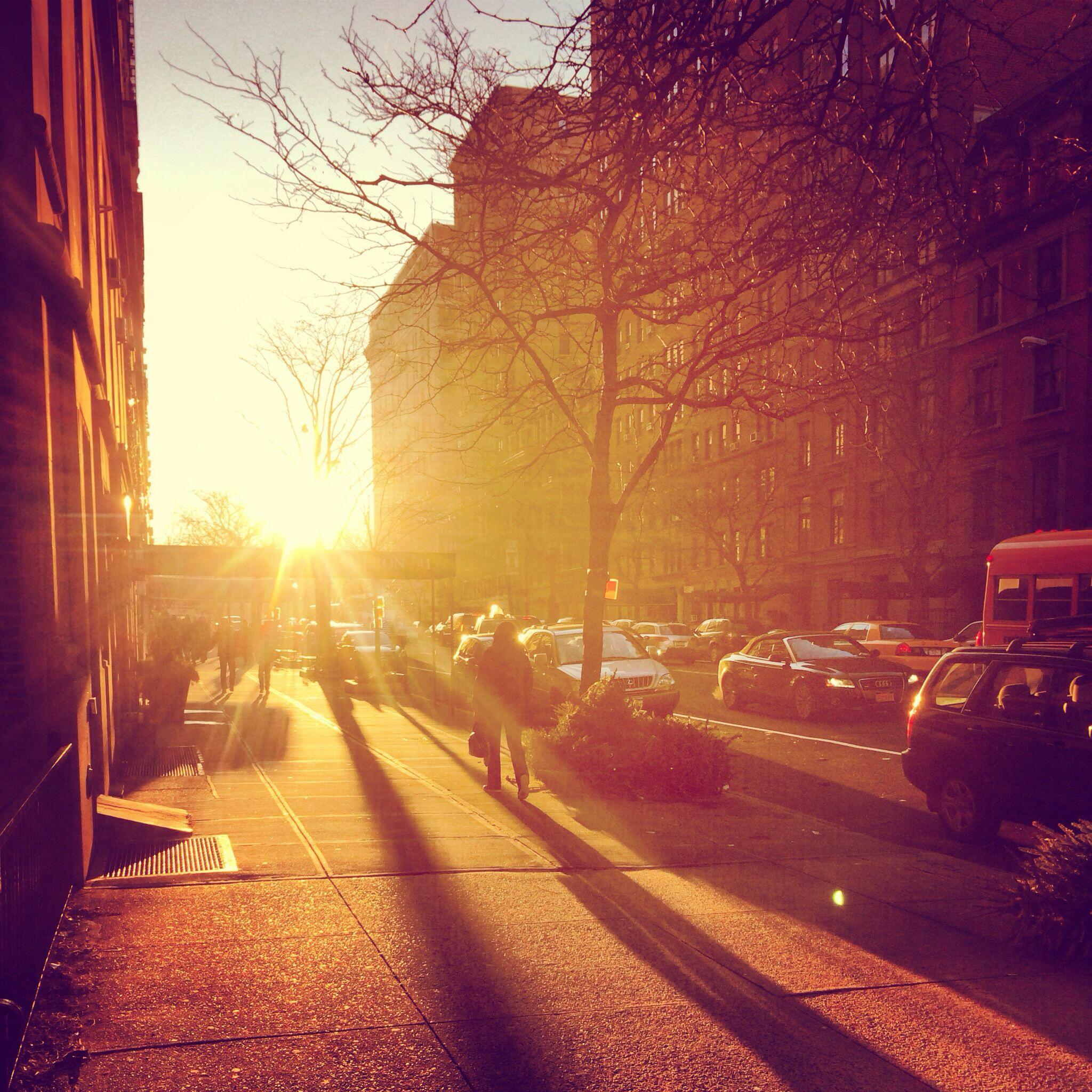 Звук улицы утром. Утренний город. Утро в городе. Утро солнце город. Раннее утро в городе.