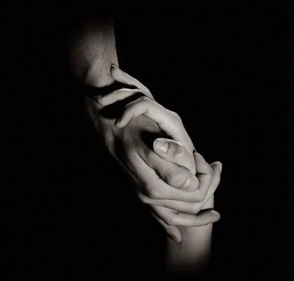 Ладонью губ твоих касаюсь...