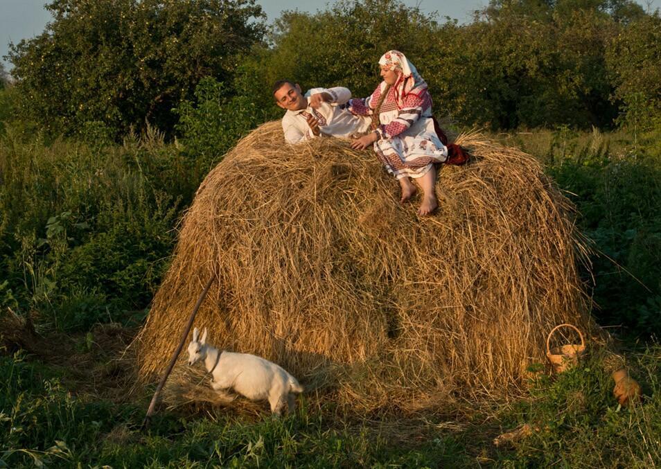 Девушка на сене картина