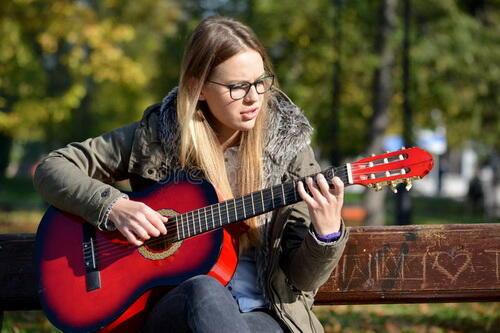 Девушка-гитара
