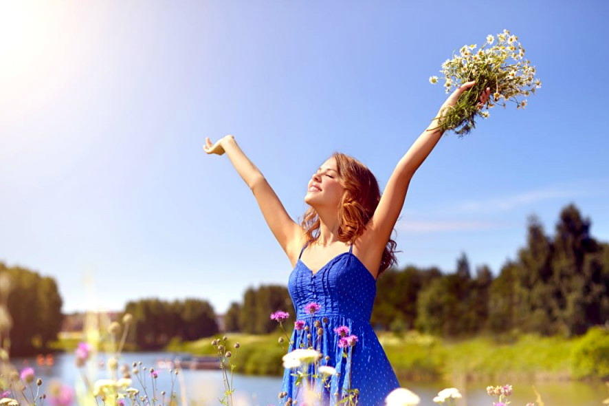 Бежит девчонка за облаками...