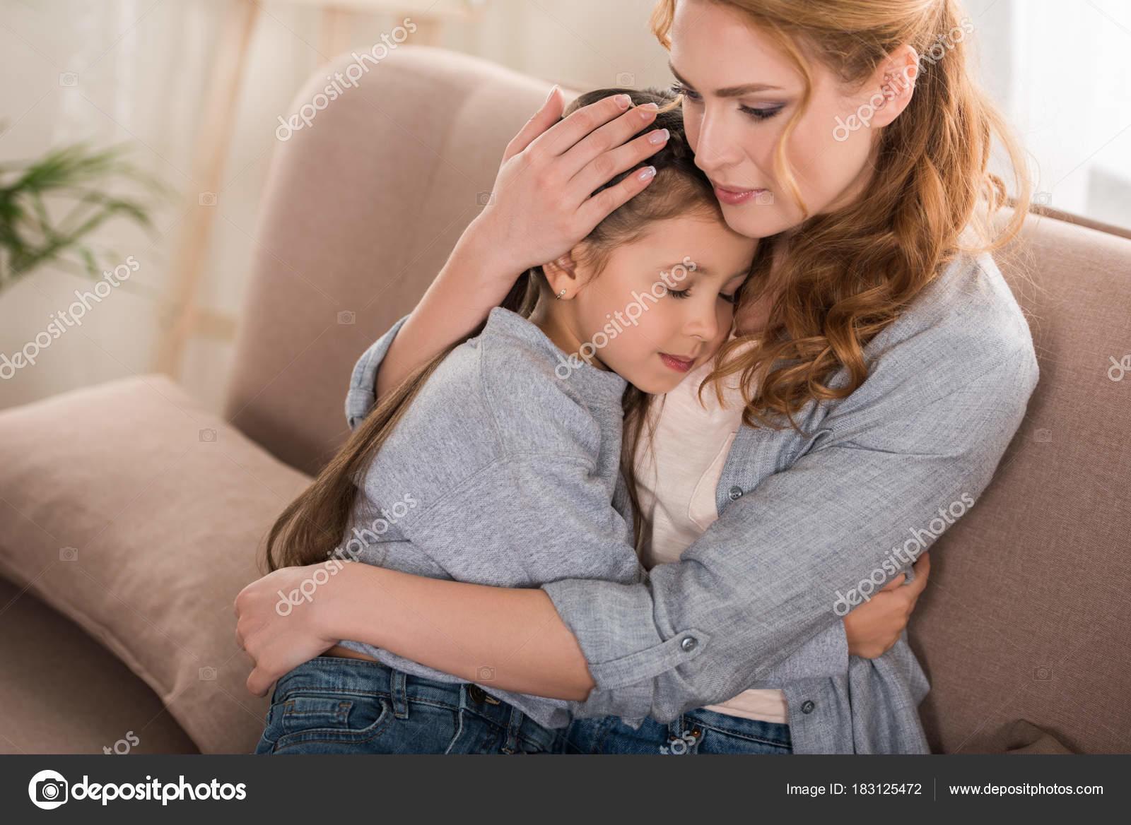 Мать обнимает дочь подростка