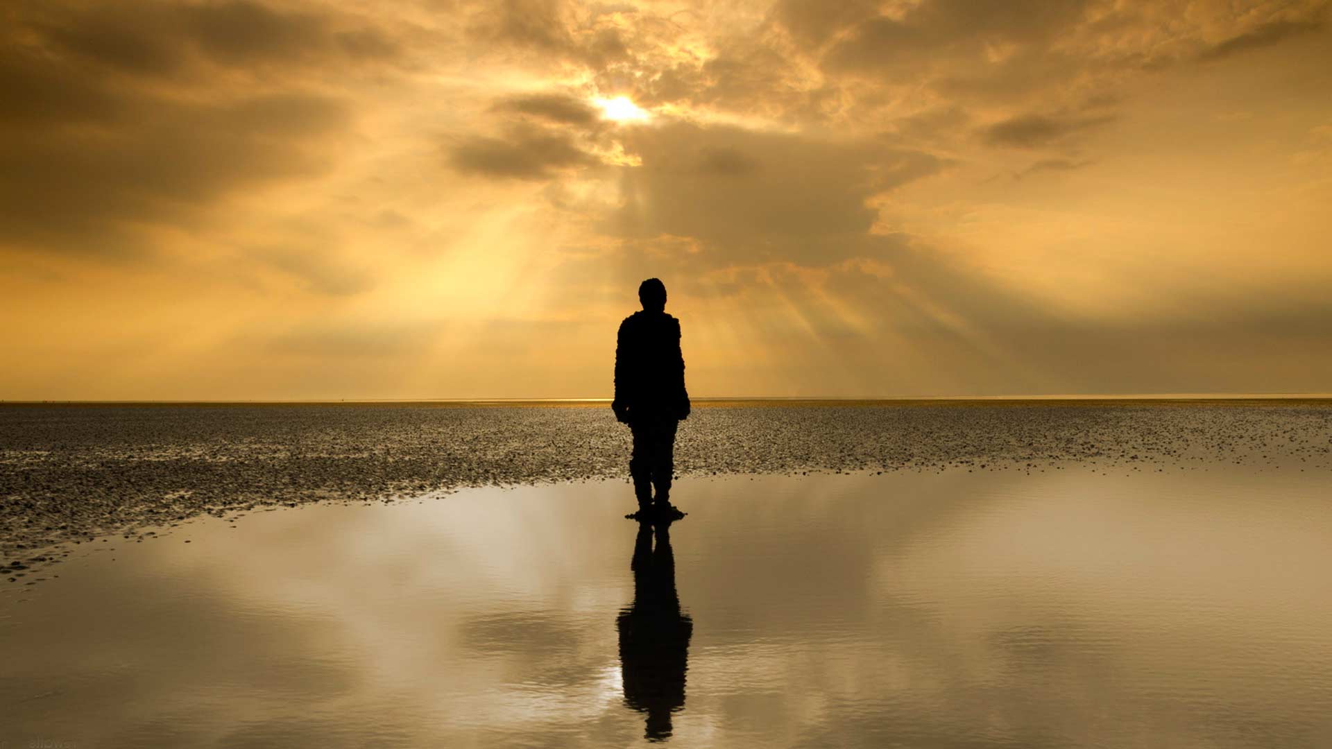 Вдали стоит. Одинокий человек. Одинокая фигура на берегу моря. Одинокий мужчина на берегу. Силуэт уходящего мужчины.