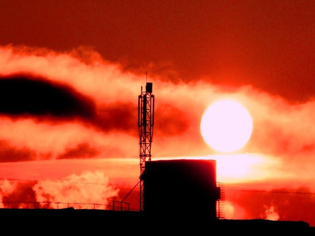 Над Донбассом кровавый закат.