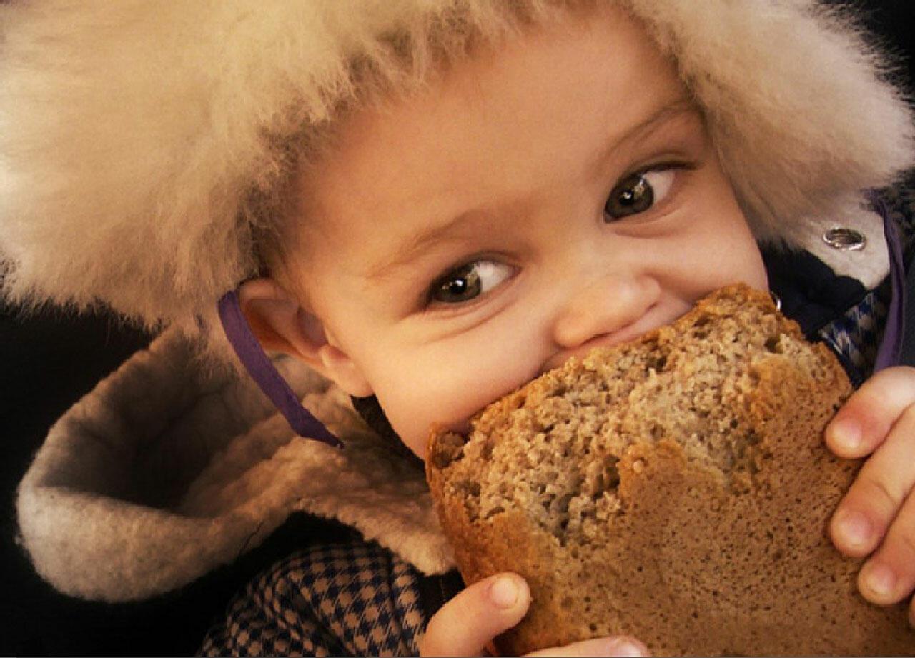Человек есть много хлеба. Кушать хлеб. Мальчик ест хлеб. Фотосессия с хлебом. Хлеб для детей.