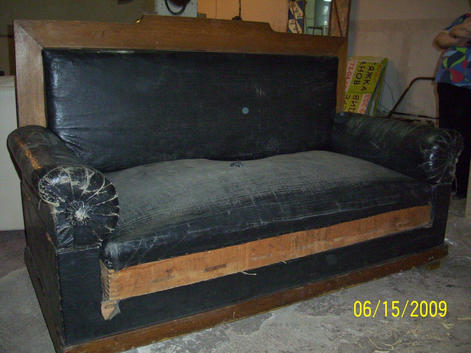 Старый диван с откидными валиками