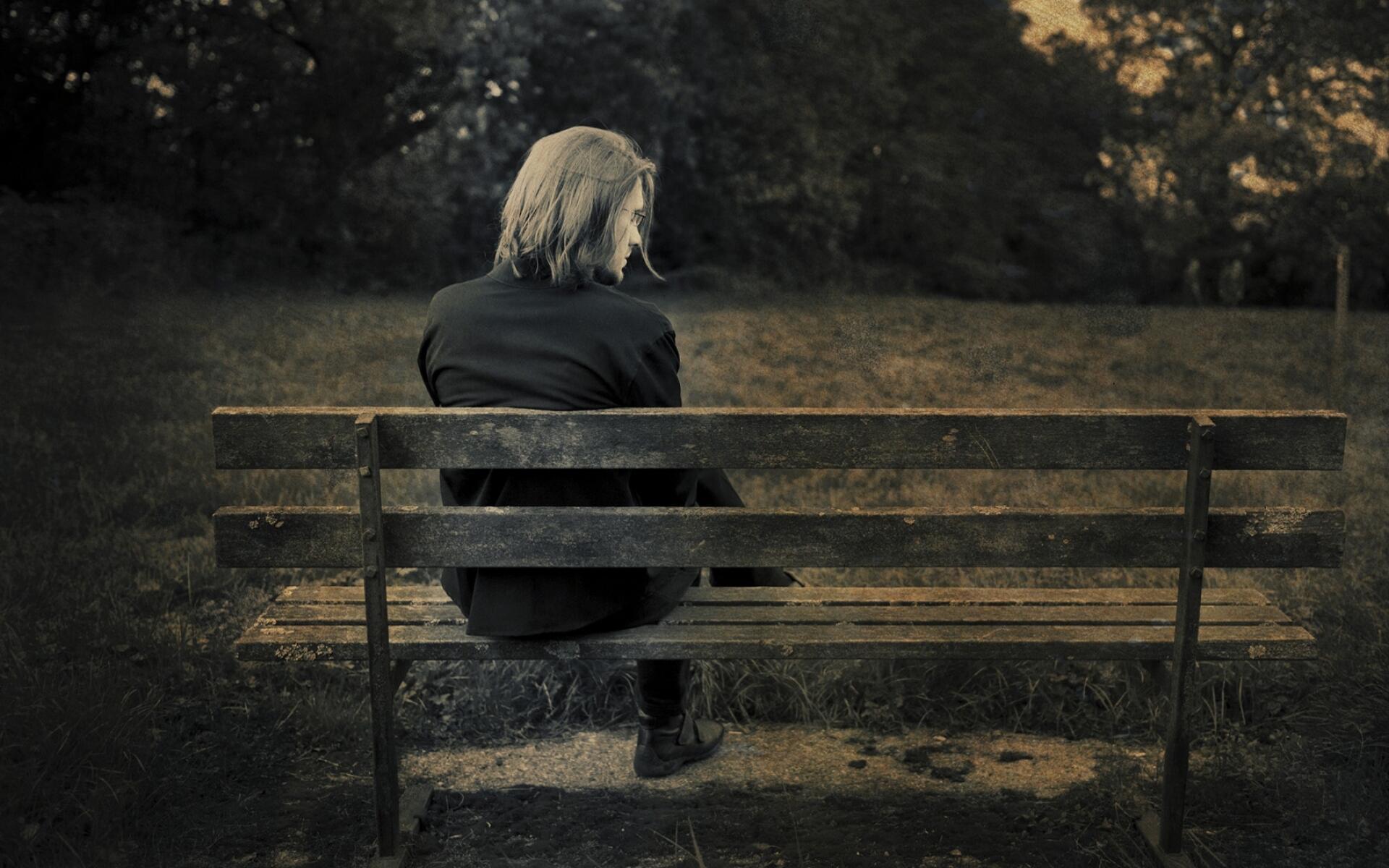 Голову склонил песня. Это одиночество. Одинокая женщина на скамейке. Одинокий человек. Одинокий человек на скамейке.