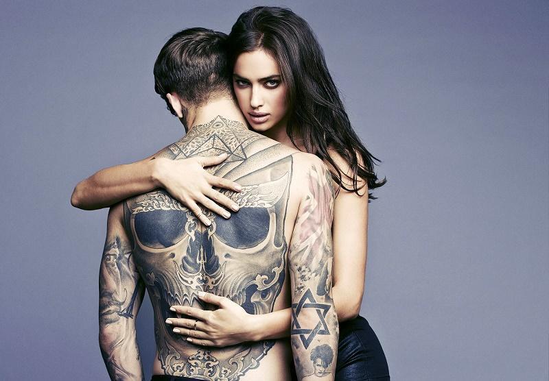 Рыжий локон на подушке...