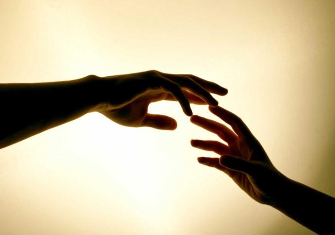 Прикоснуться губами к щеке...